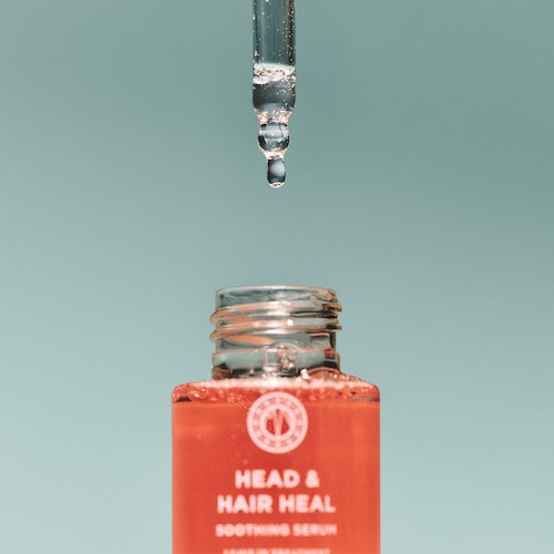 Sérum apaisant pour cuir chevelu sec et irrité – flacon de Maria Nila Head & Hair Heal posé sur fond neutre, avec pipette visible.