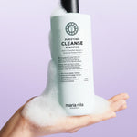 Flacon de shampoing purifiant antipelliculaire Maria Nila Purifying Cleanse de 350 ml, sur fond neutre, avec bouchon noir et design minimaliste.