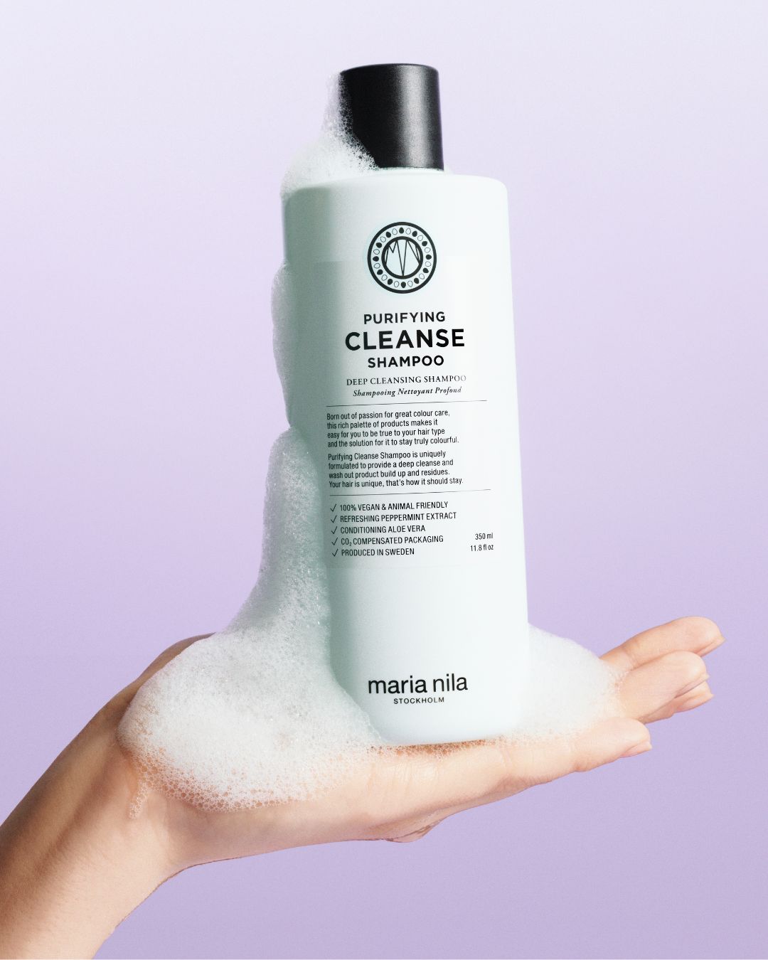 Flacon de shampoing purifiant antipelliculaire Maria Nila Purifying Cleanse de 350 ml, sur fond neutre, avec bouchon noir et design minimaliste.